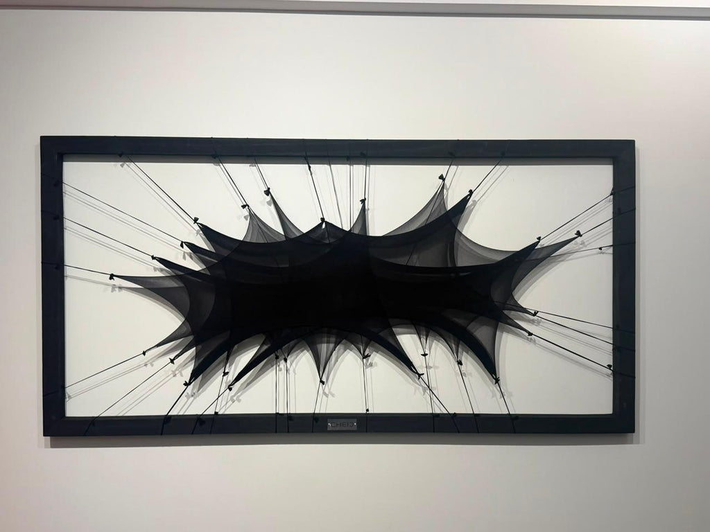 V NECESIDAD, obra enmarcada de Vanina Cheij, serie EXHIBITA